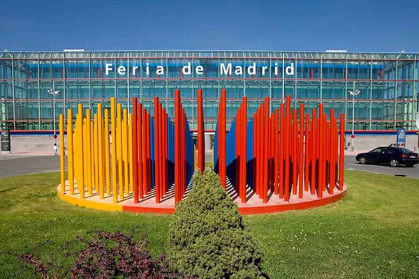 Feria de Madrid con vallas de colores y jard&iacute;n en el recinto