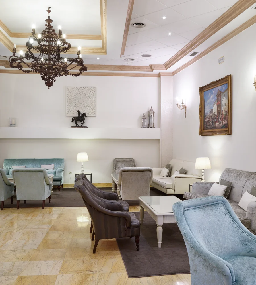 Sala de estar elegante con muebles, l&aacute;mparas y gran l&aacute;mpara de ara&ntilde;a.