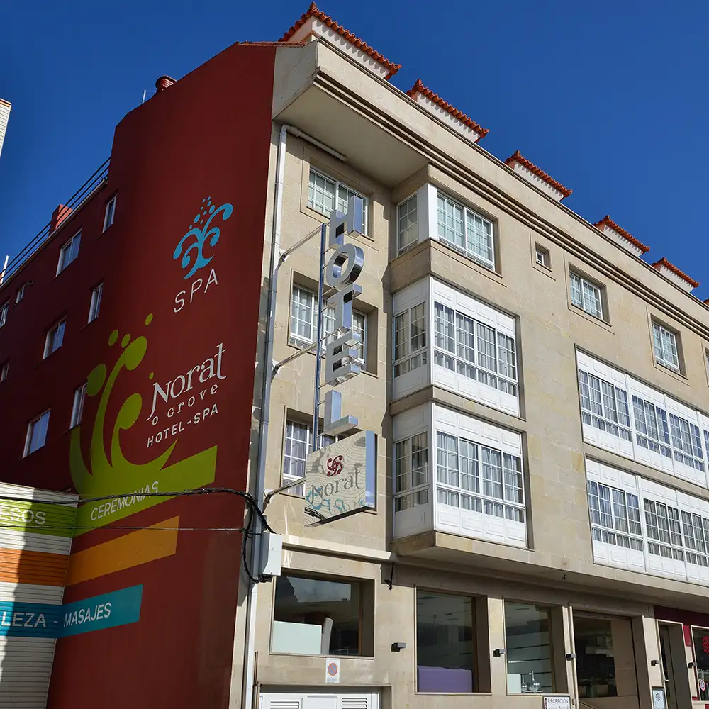 Fachada de hotel con se&ntilde;alizaci&oacute;n &ldquo;Norat&rdquo; y &ldquo;SPA&rdquo; en edificio de varios pisos.