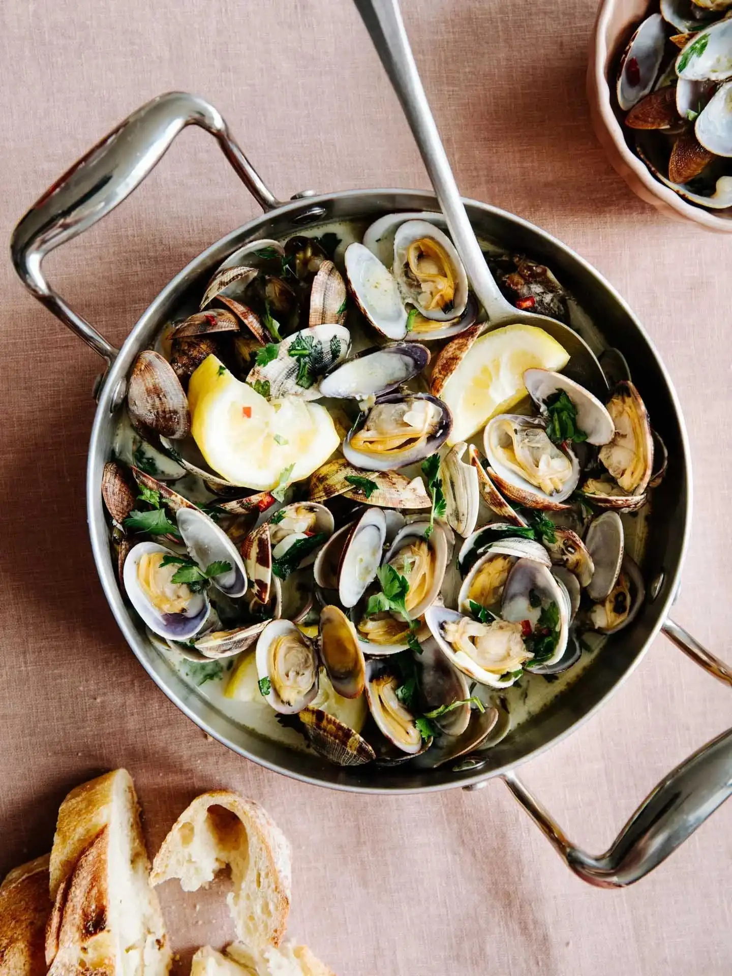 Panela com frutos do mar (mexilh&otilde;es e mariscos) ao molho com ervas