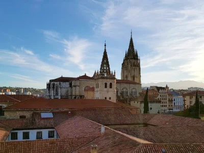 Catedral y tejados antiguos en una ciudad bajo cielo despejado