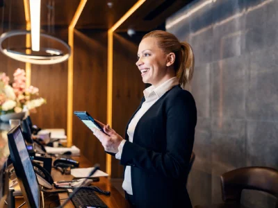 Mujer sonriente revisando documentos en un espacio de coworking moderno