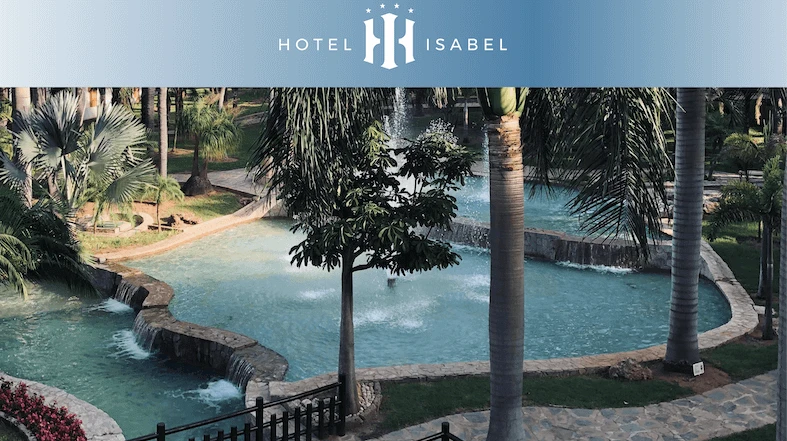 Hotel Isabel, piscina rodeada de palmeras y vegetaci&oacute;n tropical