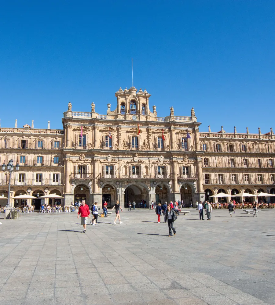 Plaza mayor con gente y un edificio hist&oacute;rico de fachada barroca, Valencia