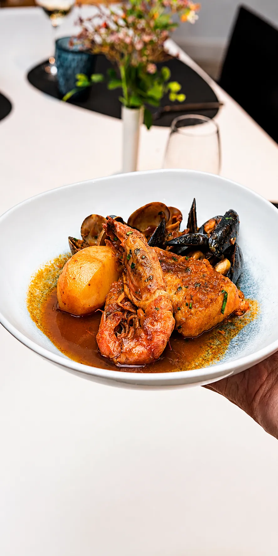 Plato con mariscos en salsa: langostinos, almejas y mejillones.