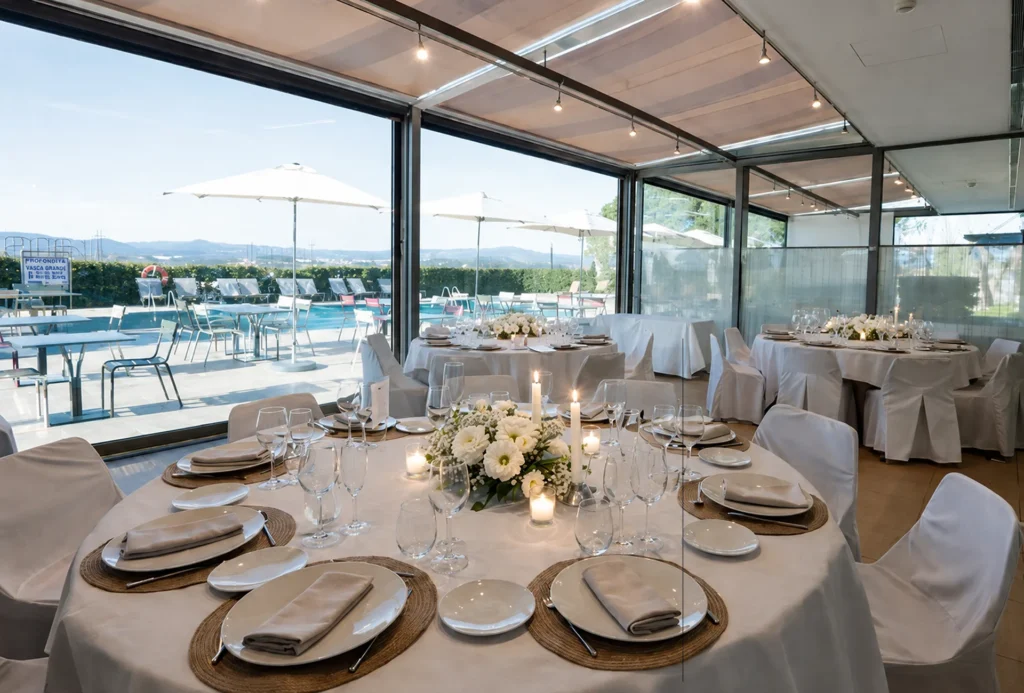 Mesa con vajilla y velas en terraza, bajo techado con vistas al paisaje