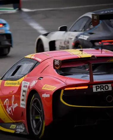 Coches de carreras rojos y blancos en una pista durante una competici&oacute;n