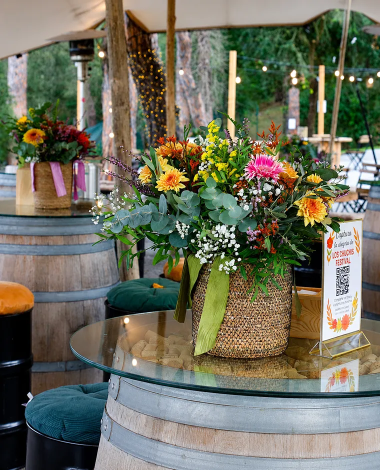 Ramo de flores coloridas en un arreglo decorativo para evento al aire libre