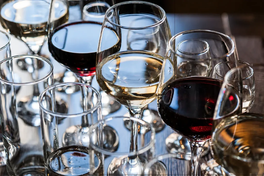 Copas de vino de acero inoxidable con reflejos, servidas en un evento.