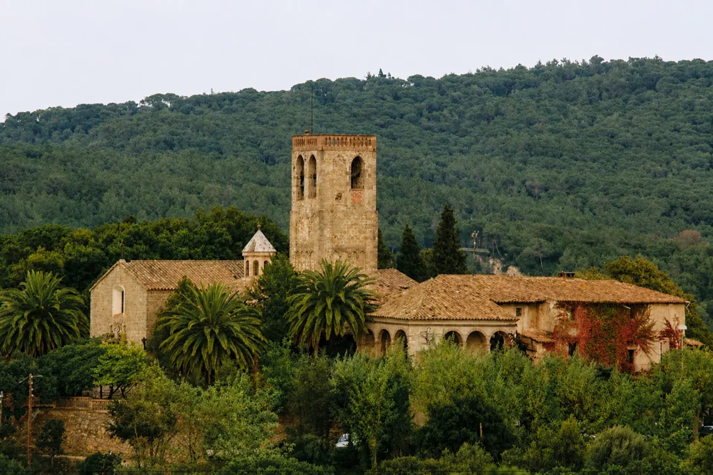 Torre de iglesia de piedra en medio de un paisaje verde monta&ntilde;oso