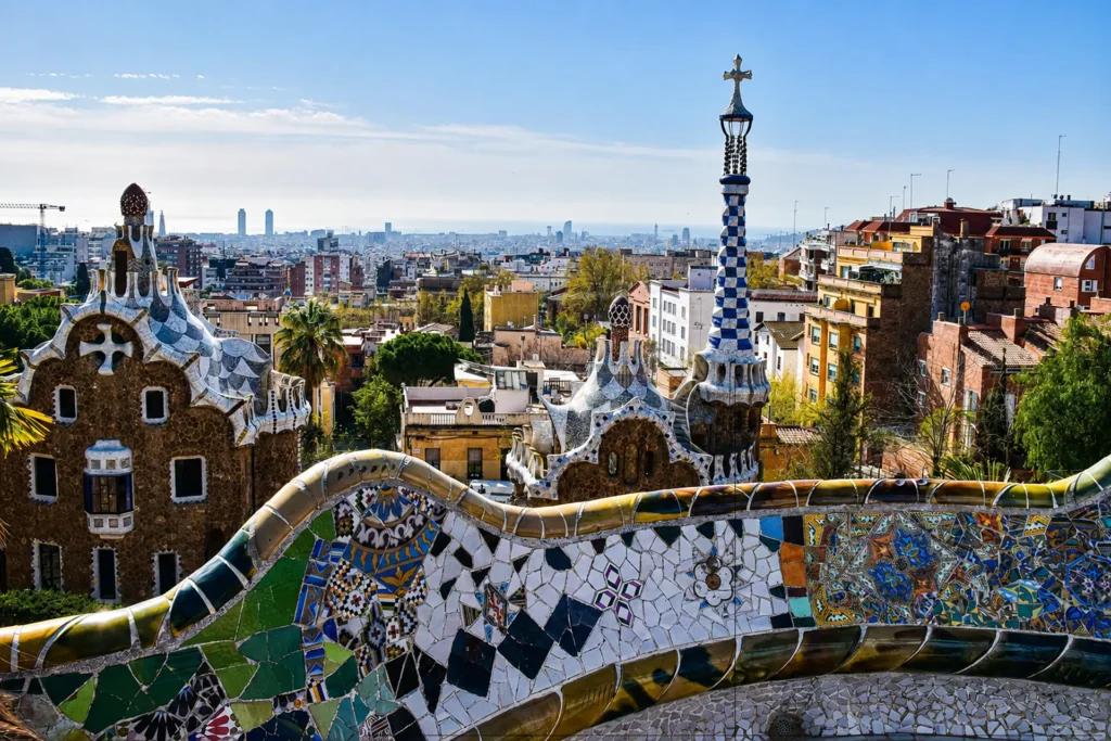 Vista de la ciudad desde el Parque G&uuml;ell: torre azul y mosaicos.