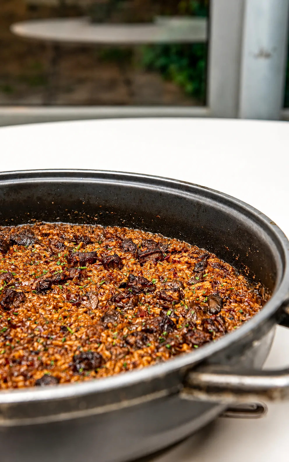 Sart&eacute;n con arroz frito, cebollino y trozos de carne salteados.