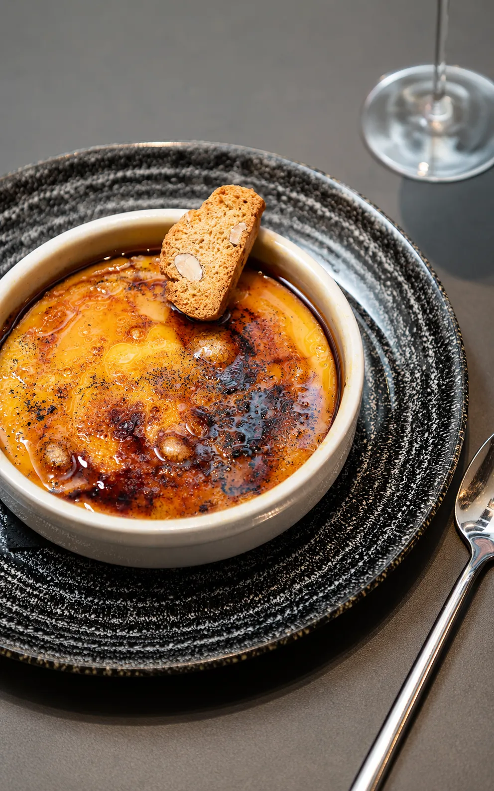 Sopa en cuenco con tocino, chorreada y crut&oacute;n encima.