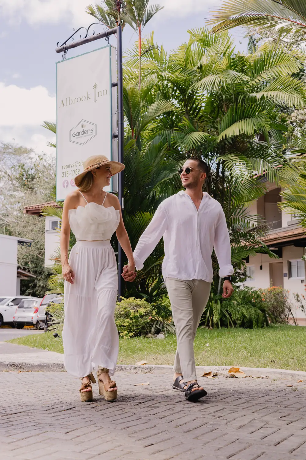 Pareja caminando por los jardines del Hotel Albrook Inn