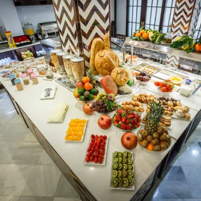 Buffet avec pains, fruits et sucreries dans un magasin d&eacute;cor&eacute;.