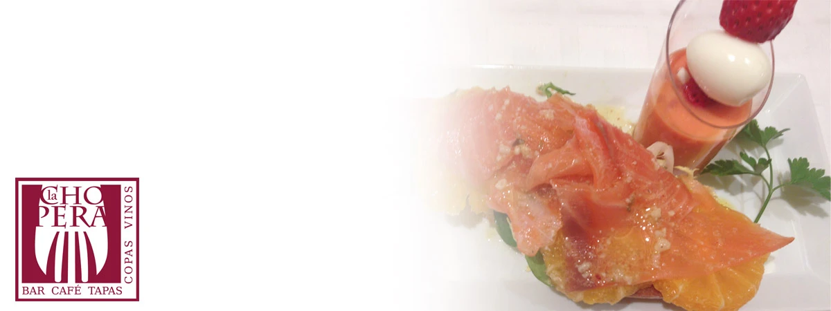 Tapas con jamón y frutos rojos en plato, con logo “La Hoja PerA VivO”