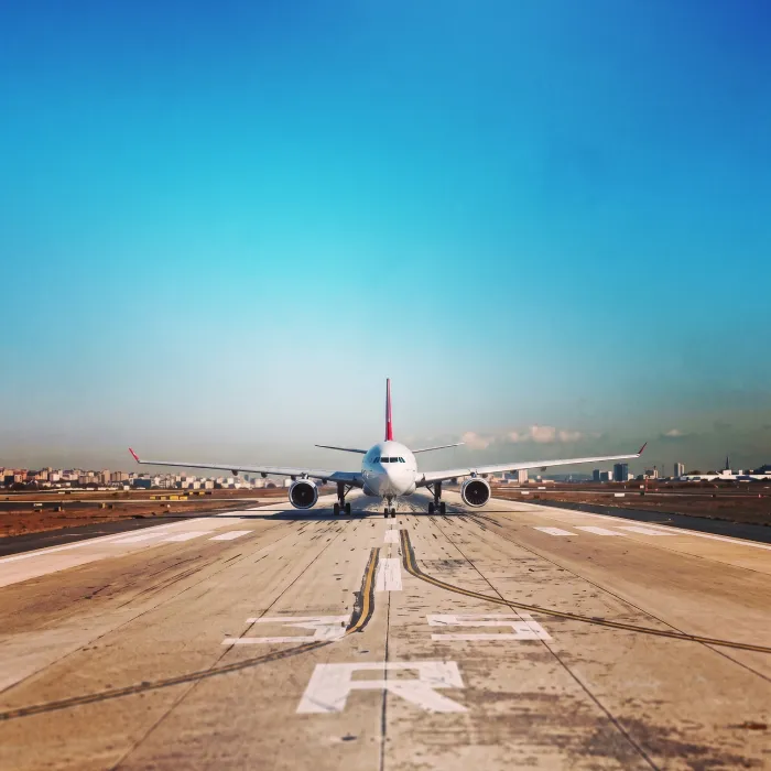 Avi&oacute;n comercial en la pista de un aeropuerto, vista frontal.