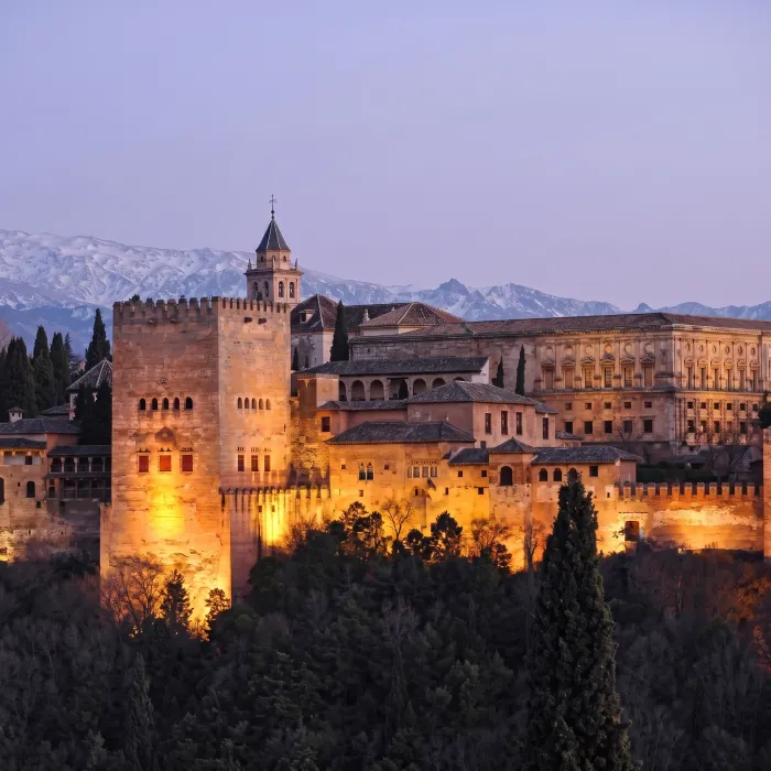 Granada, con murallas e iglesia iluminadas