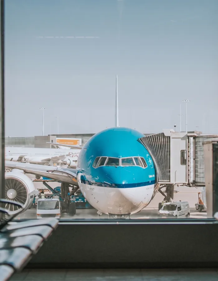 Blau-wei&szlig; lackiertes Flugzeug auf dem Flughafen-Vorfeld