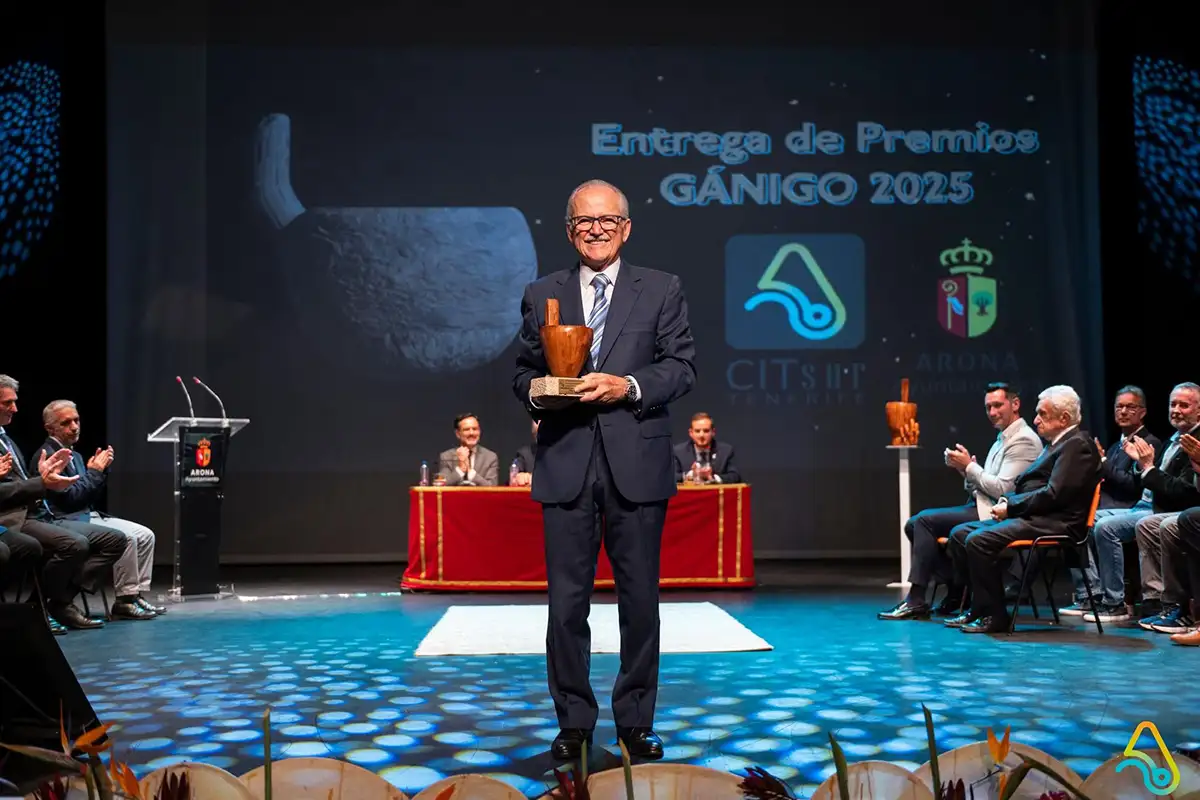 Hombre con trofeo en escenario durante Entrega de Premios Gánigo 2025