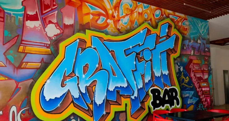Graffiti colorido con el texto &ldquo;GAB&rdquo; y &ldquo;BAR&rdquo; sobre un muro urbano.