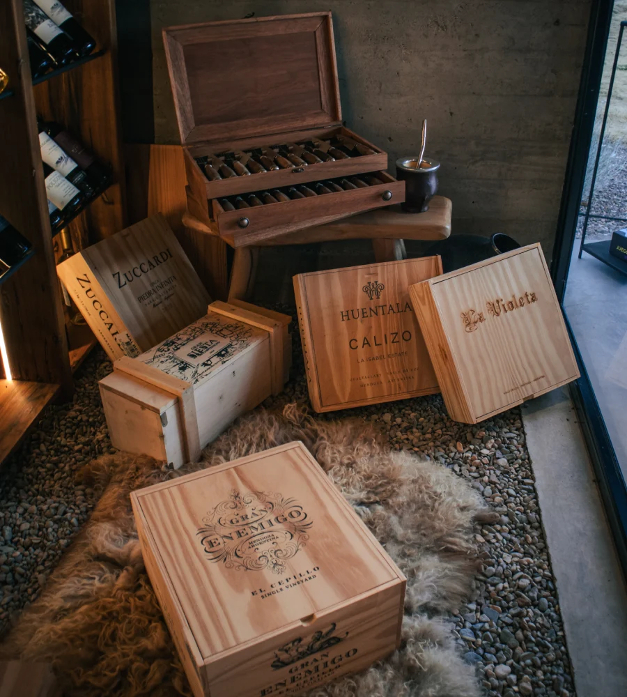 Caja de vinos y baraja de madera con cajas &ldquo;Zuccardi&rdquo;, &ldquo;Huental&aacute;&rdquo; y &ldquo;Violeta&rdquo;