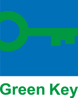 Logo &ldquo;Green Key&rdquo; com fundo azul e formas verdes.
