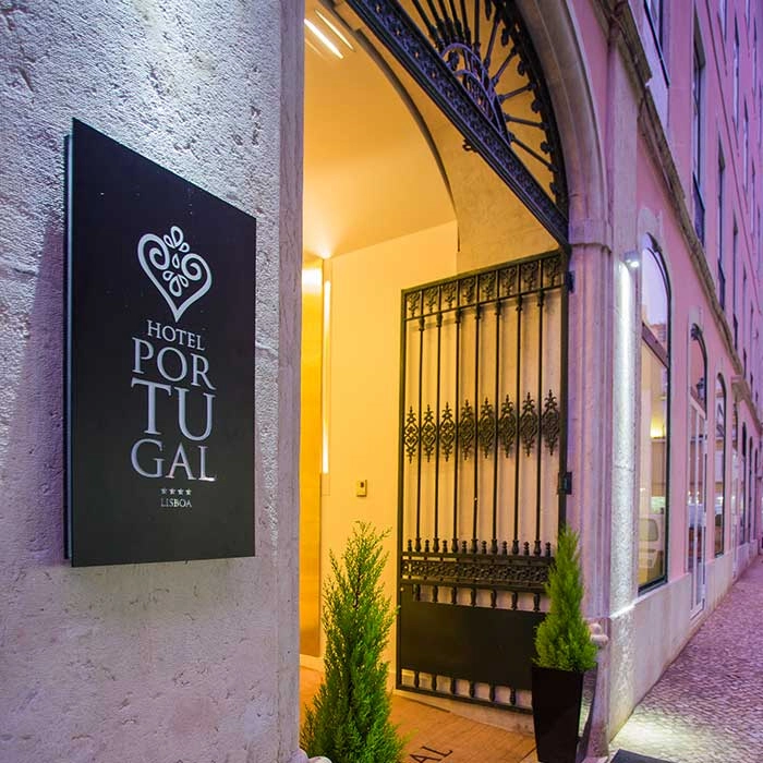 Schild des Hotels Portugal in einem Flur mit T&uuml;ren und Lichtern am Eingang