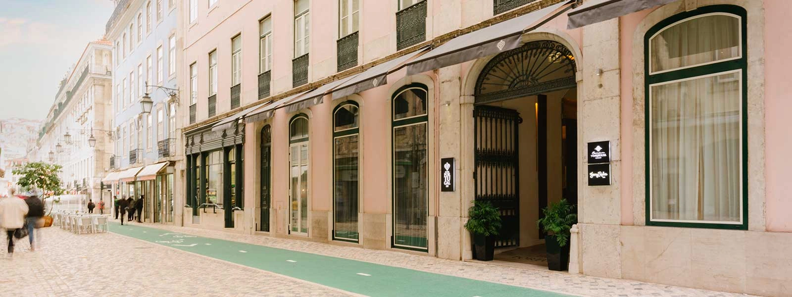 Fassade eines Geb&auml;udes mit Fenstern und Gesch&auml;ften in einer historischen europ&auml;ischen Stra&szlig;e