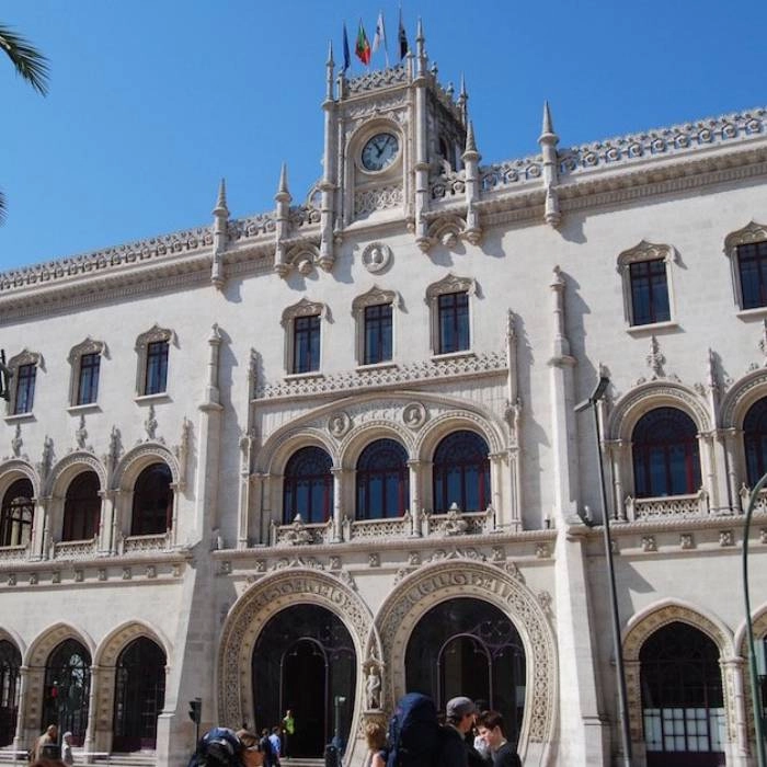 Fachada del Palacio de la Bolsa con torre y reloj en Lisboa.