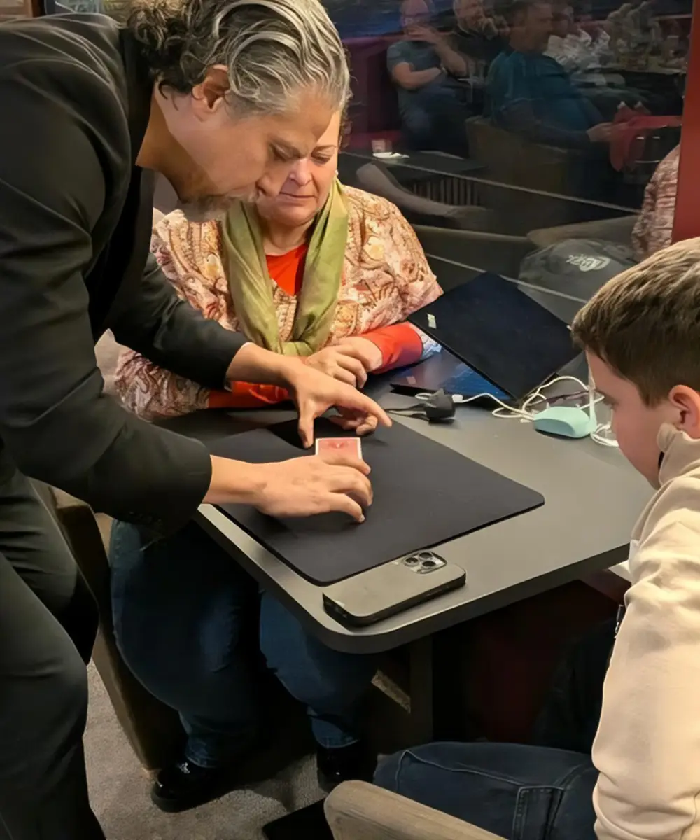Capacitaci&oacute;n: una mujer y un ni&ntilde;o usan una tablet guiados por un adulto
