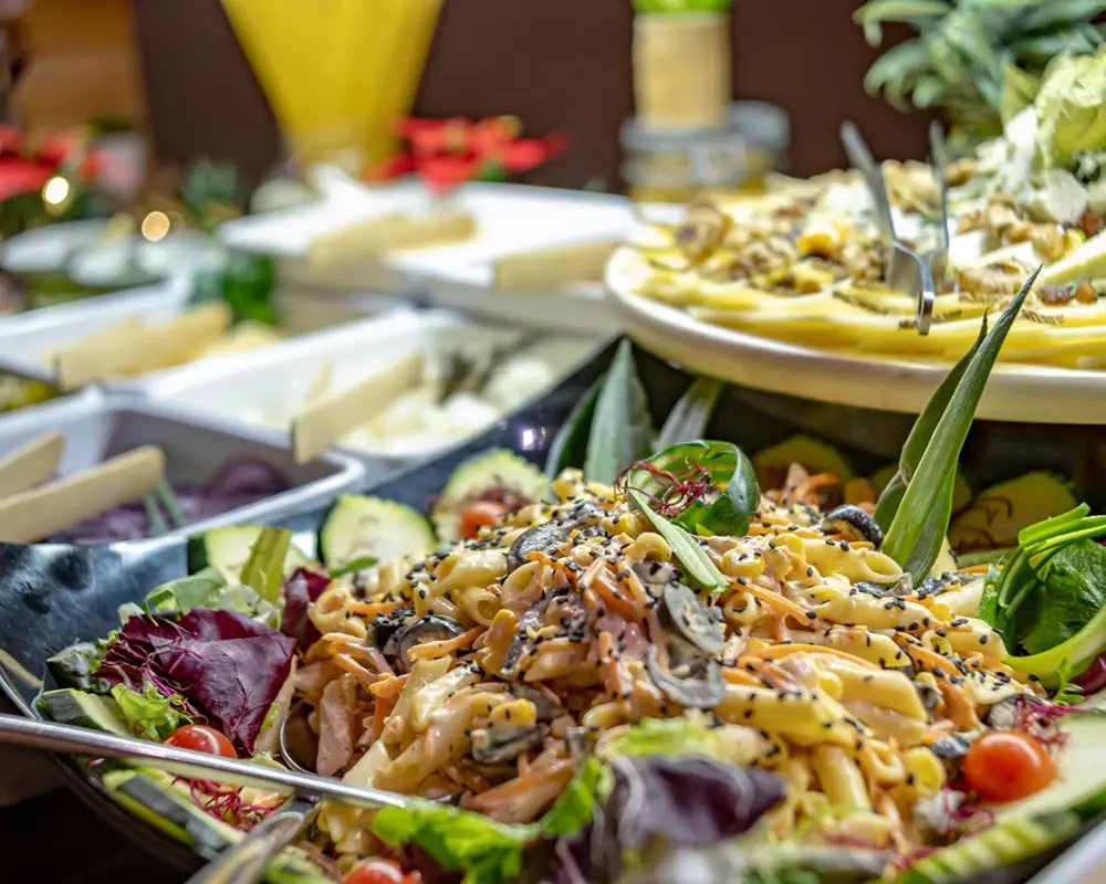 Ensalada de fideos con verduras y semillas en buffet al aire libre