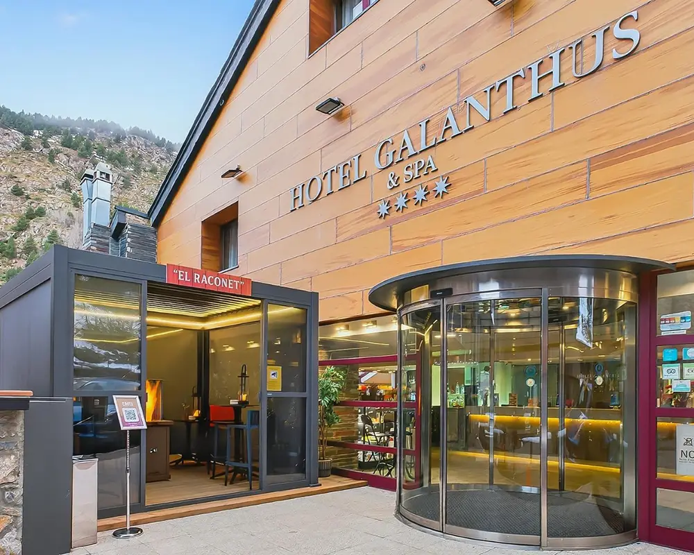Entrada del Hotel Galanthius con bar &ldquo;El Raconet&rdquo; y spa, fachada naranja
