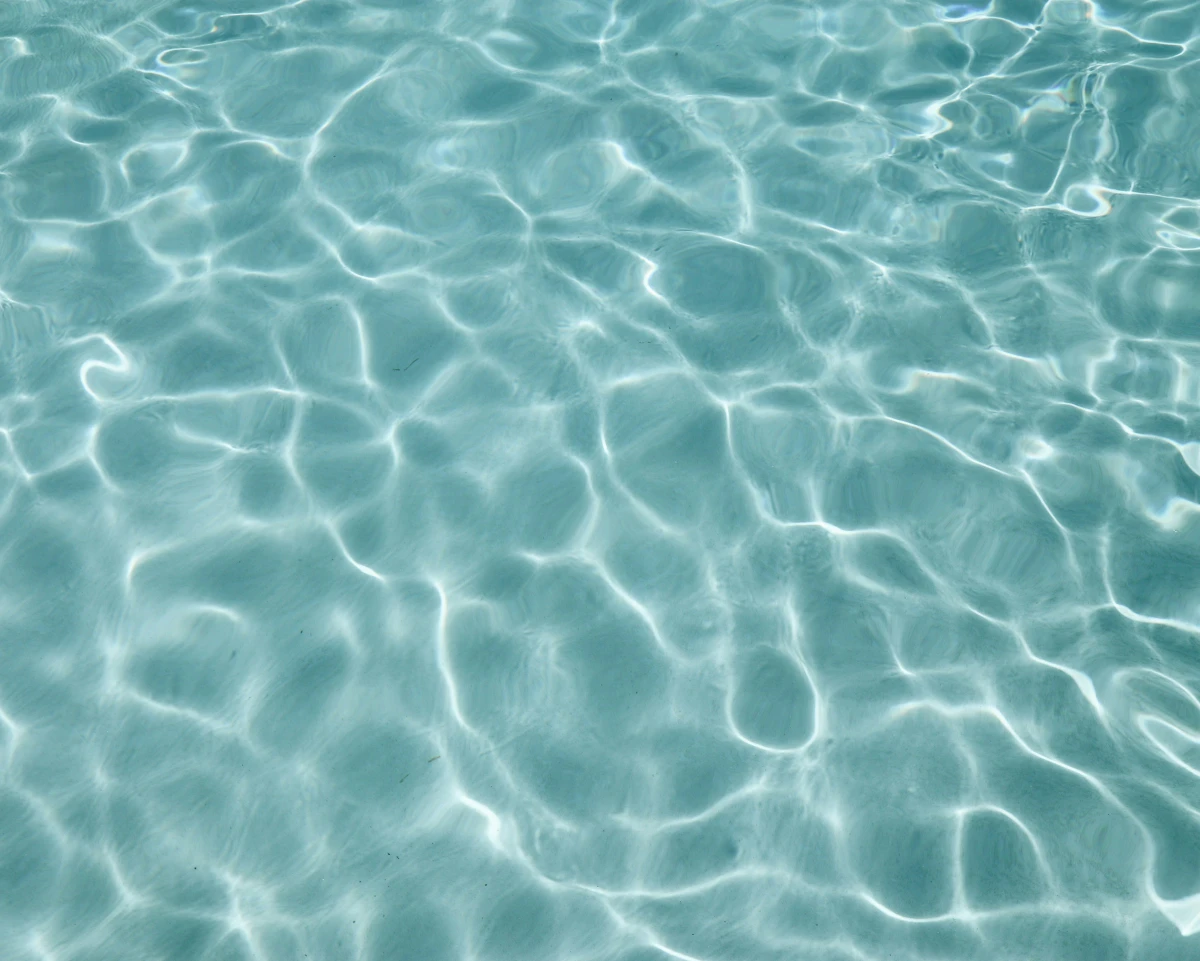 Agua de mar cristalina con ondas y reflejos, vista de cerca