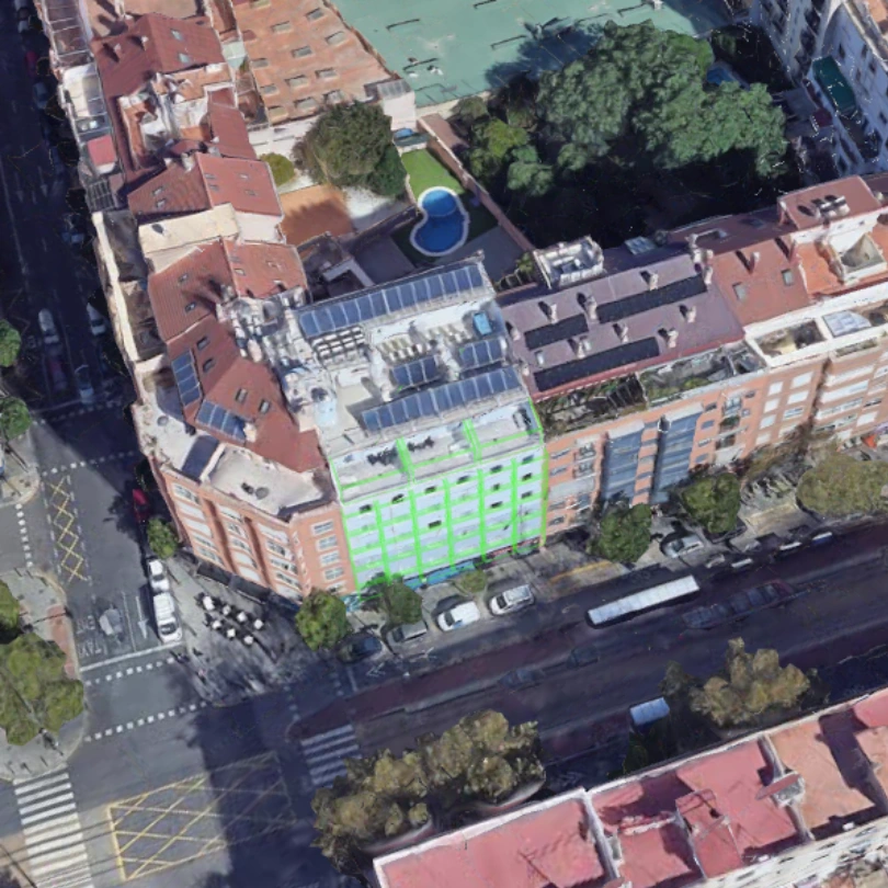 Vista aérea de edificios con un edificio resaltado en verde y una piscina visible en un jardín trasero.