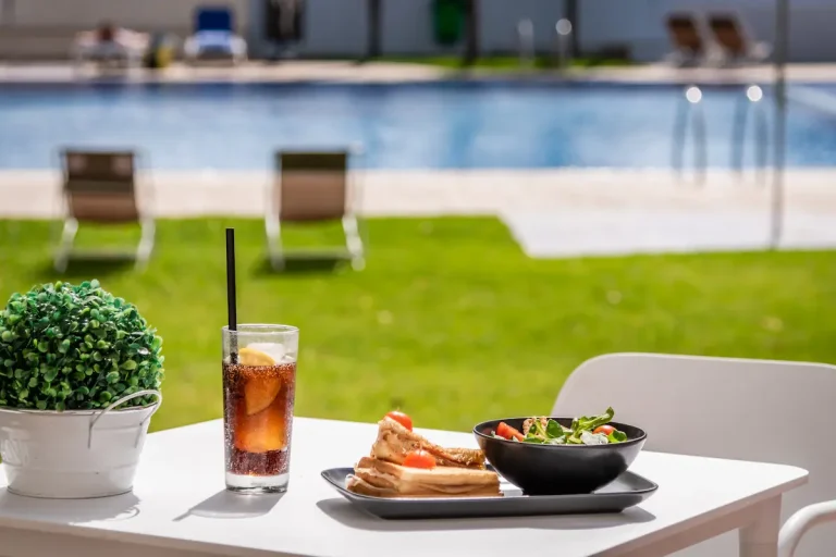 Piscina del Hotel Medium Valencia, ideal para descansar tras un evento en el Roig Arena.