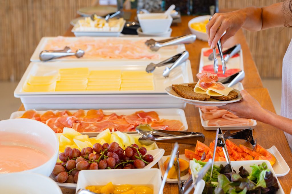 Mesa de desayuno buffet en Bristol Sunset Beach con fruta fresca, bollería y cafés listos para los huéspedes.