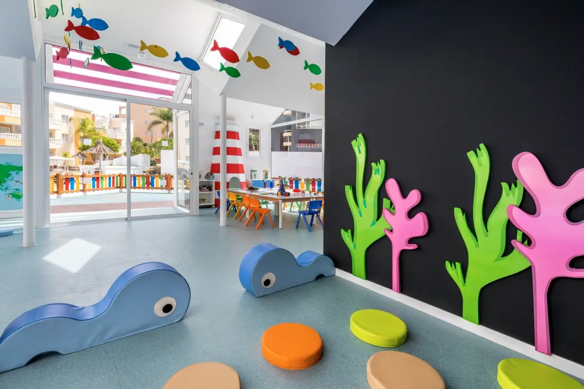 Aula colorida con decoraci&oacute;n marina para ni&ntilde;os.