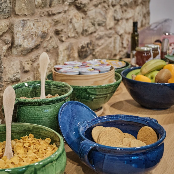 Cuencos de cer&aacute;mica con snacks y verduras en un puesto de comida