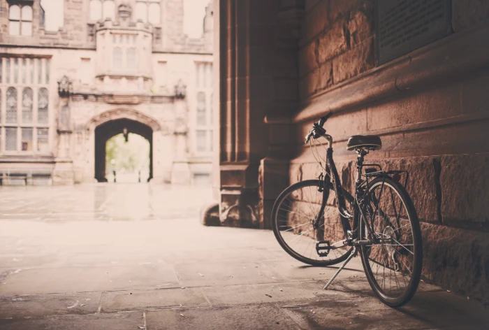 Bicicleta estacionada junto a un edificio de piedra en una calle hist&oacute;rica