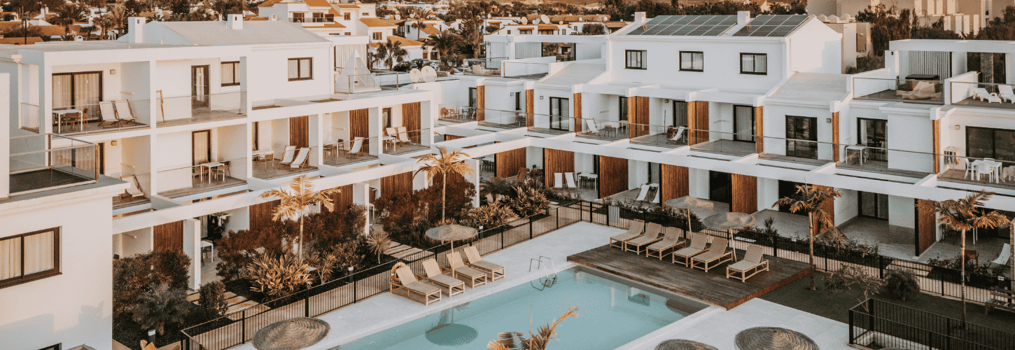 Complejos vacacionales con actividades wellness integradas: descanso, movimiento y masajes para recuperar mejor - shambhala fuerteventura