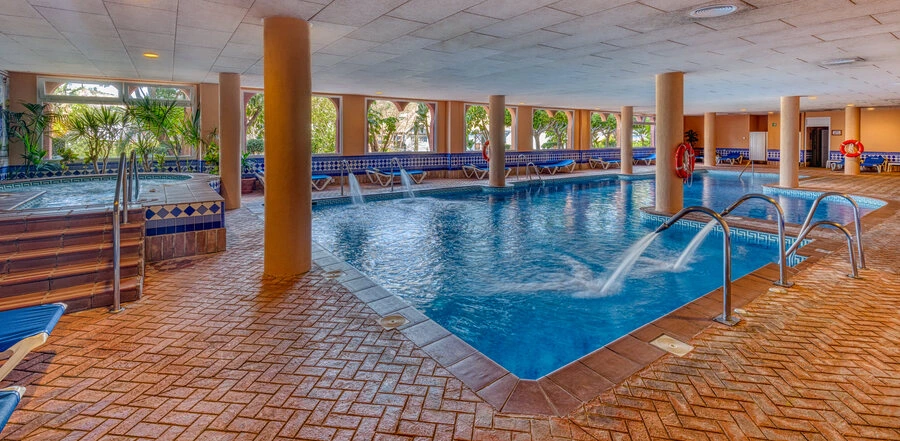 Piscina cubierta climatizada y jacuzzi en Playacálida Hotel (no pertenece a Senzia Spa)