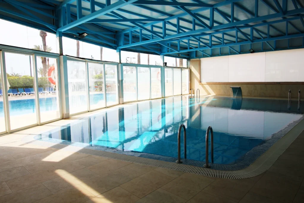 Senator Águila Piscina Interior