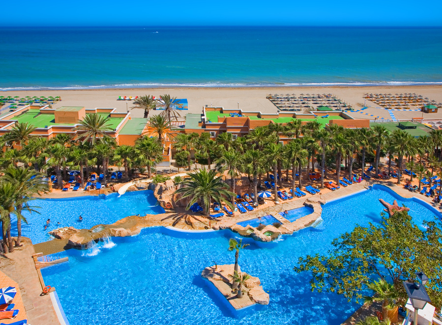 Vista aérea de las piscinas de Playacapricho hotel con el mar de fondo