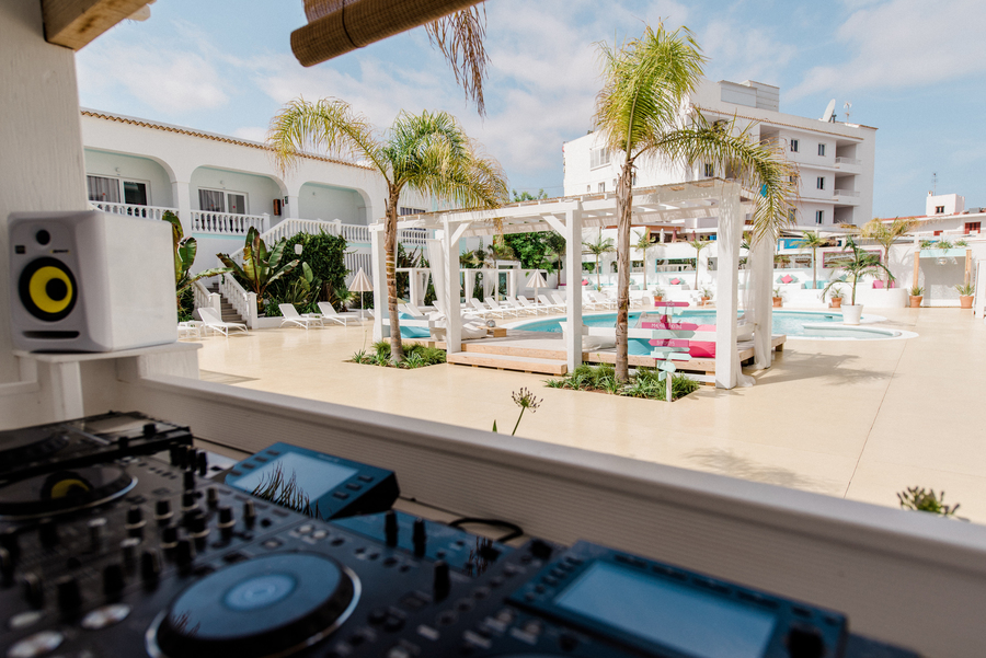 Cabina de Dj de Beach Star Ibiza con vistas a la piscina