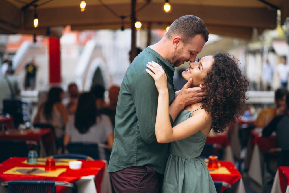 Pareja disfruta de la feria de C&aacute;diz