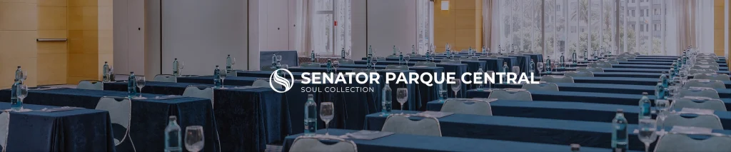 Sala de conferencias del Senator Parque Central, con mesas y sillas vac&iacute;as.