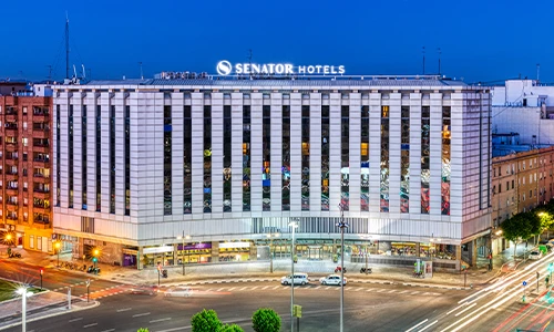 Edificio de hotel iluminado por la noche en una ciudad.