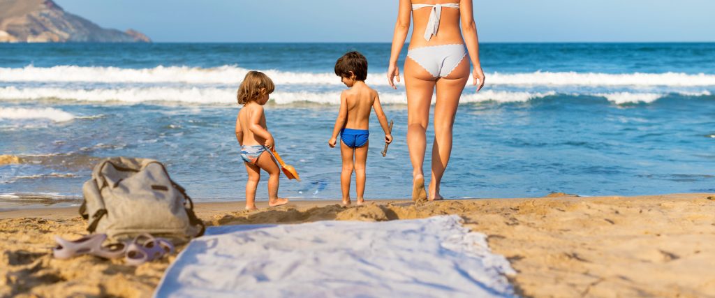 Familia en la costa de Andalucía
