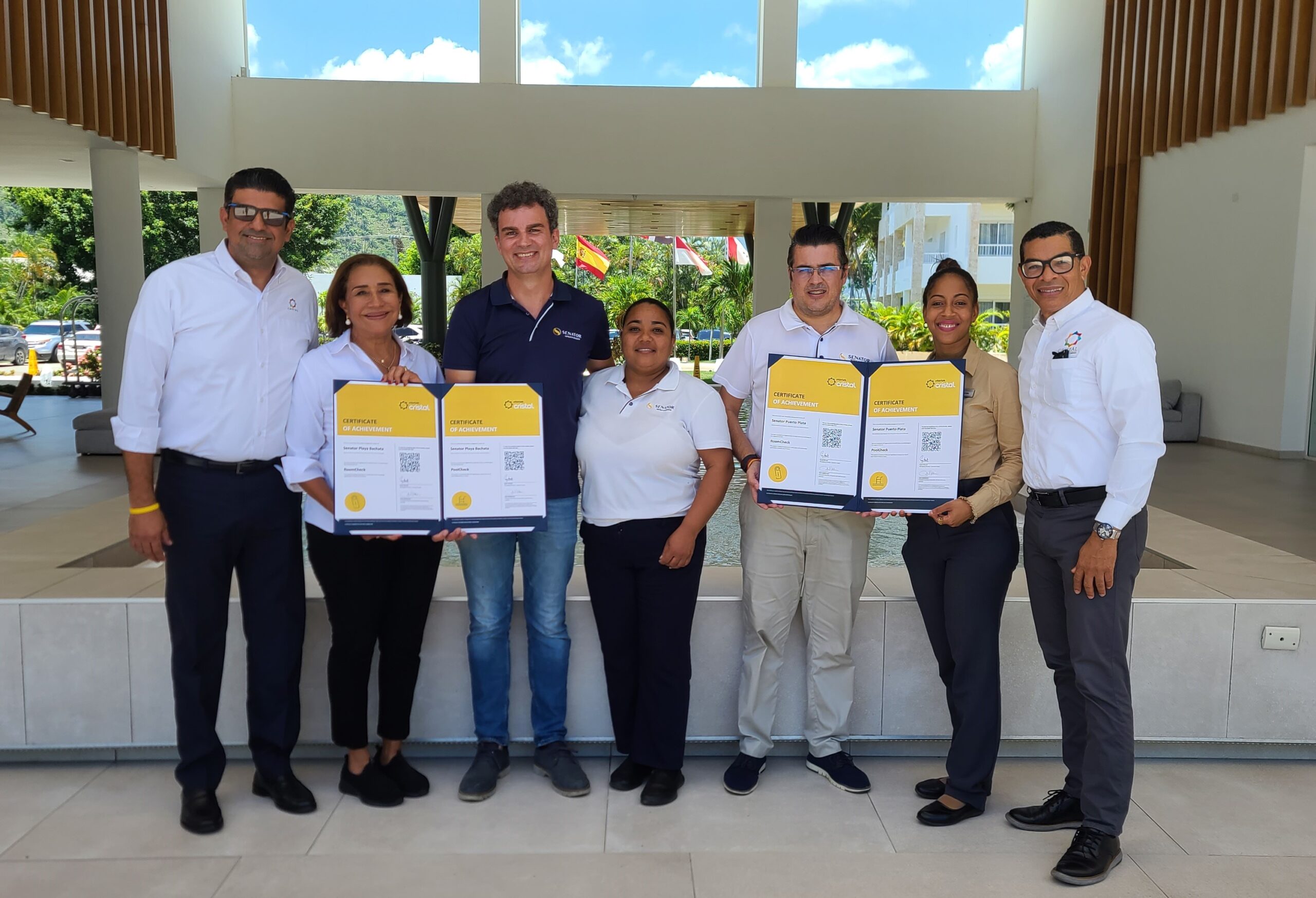 Trabajadores de Senator junto con personal de Intertek Cristal